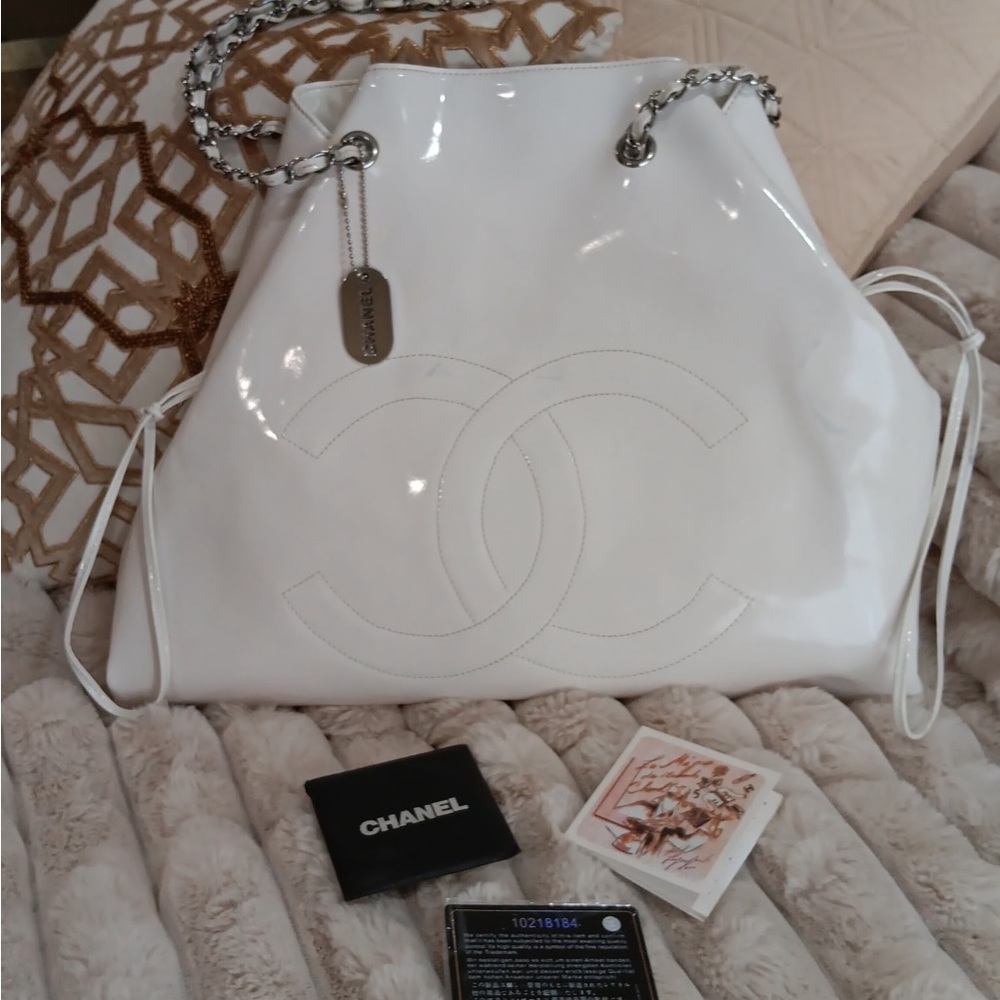 Chanel Glossy White Shoulder Bag with Chain Strap